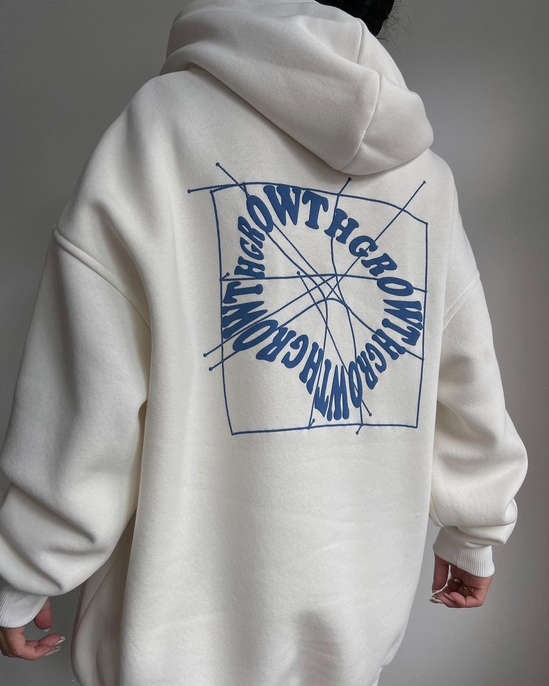 Dámský svetr s dlouhými rukávy a kapucí